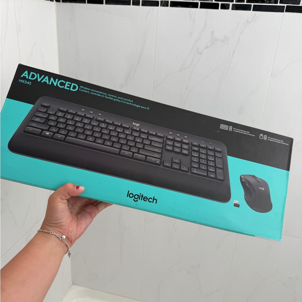 Logitech MK545 Wireless Keyboard and Mouse - Black and Teal